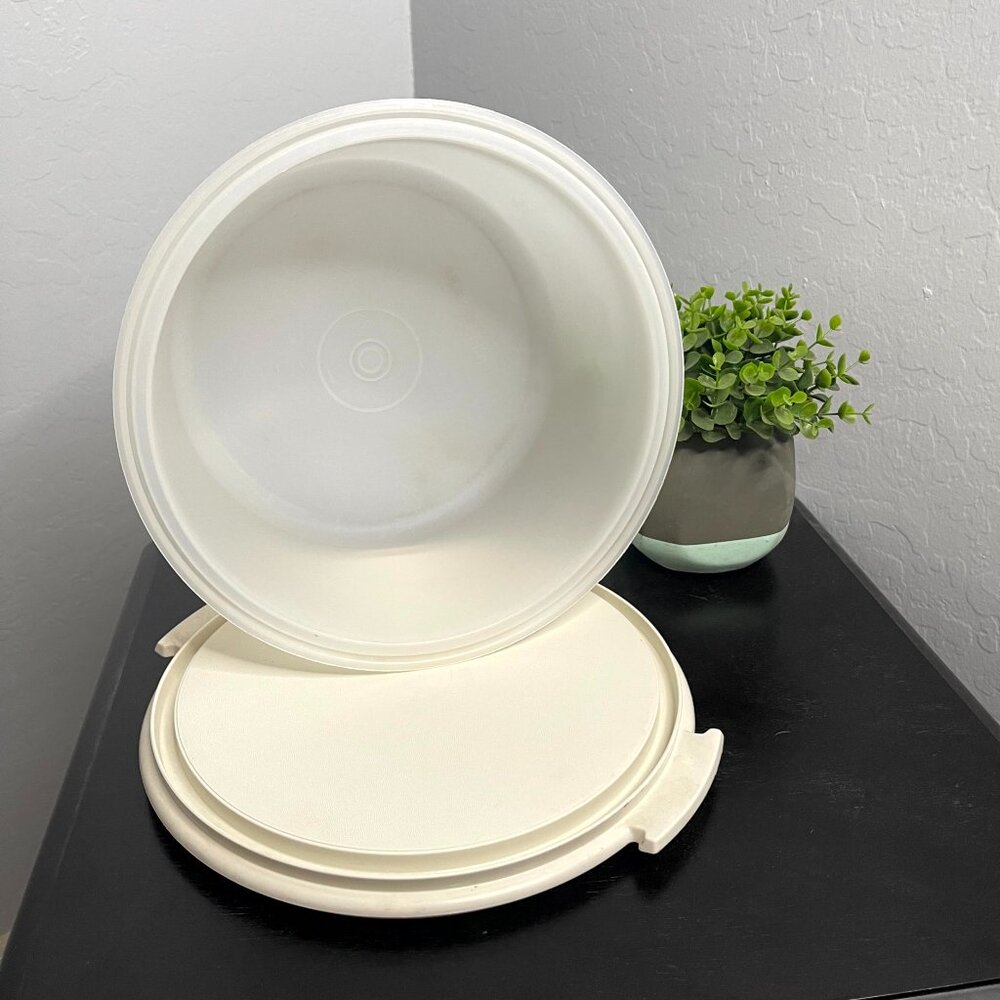 *SOLD* Vintage Tupperware White Cake Keeper Container with Lid 11 x 7